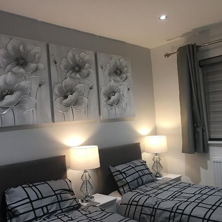 Executive Apartments Free On-Site Parking, 2 En-Suites, Sleeps 4, Swindon Exterior photo