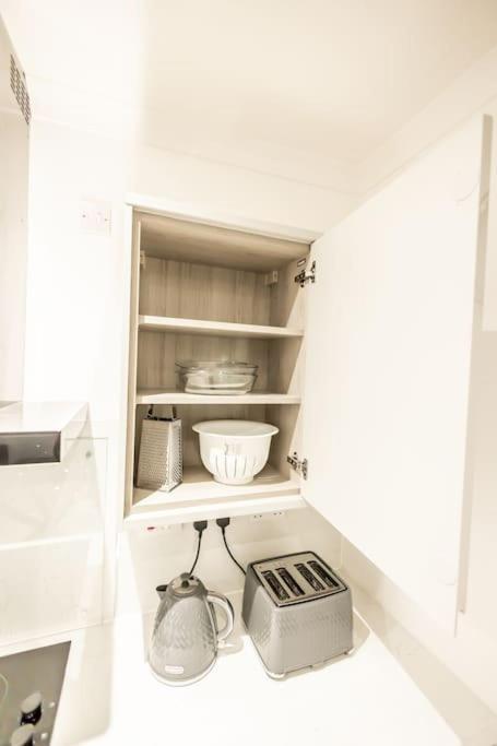 Executive Apartments Free On-Site Parking, 2 En-Suites, Sleeps 4, Swindon Exterior photo