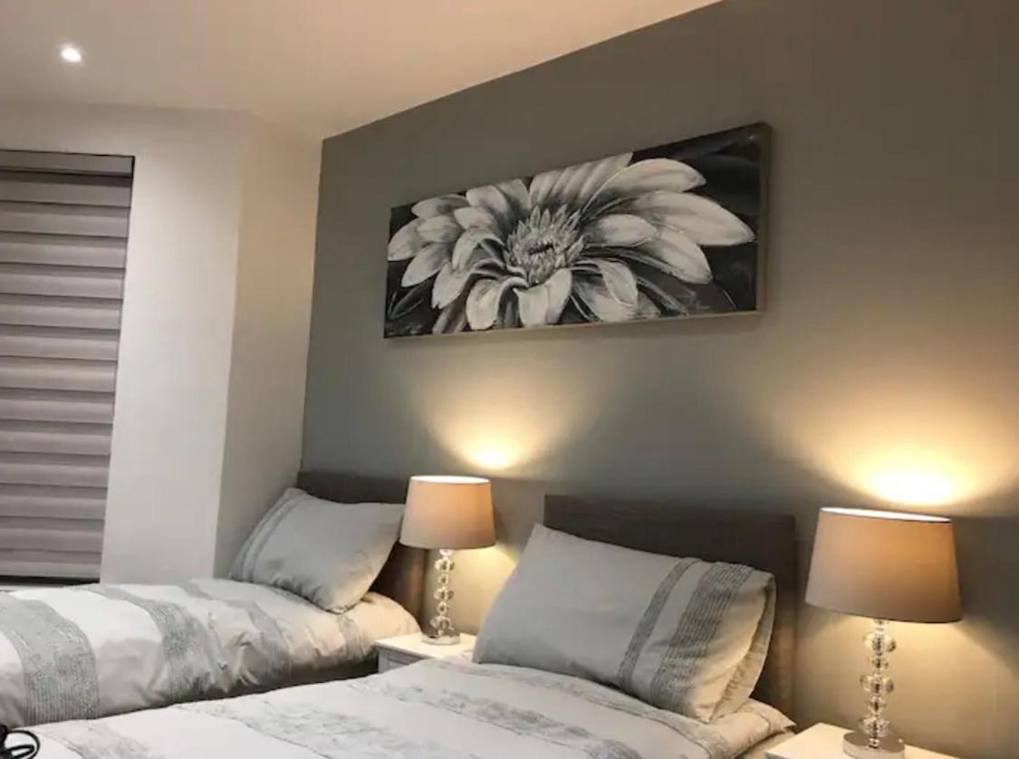 Executive Apartments Free On-Site Parking, 2 En-Suites, Sleeps 4, Swindon Exterior photo