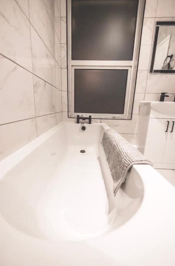 Executive Apartments Free On-Site Parking, 2 En-Suites, Sleeps 4, Swindon Exterior photo
