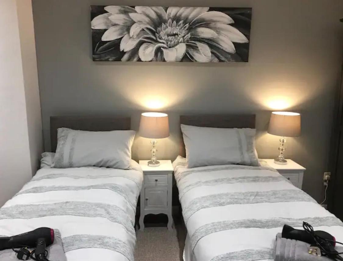 Executive Apartments Free On-Site Parking, 2 En-Suites, Sleeps 4, Swindon Exterior photo