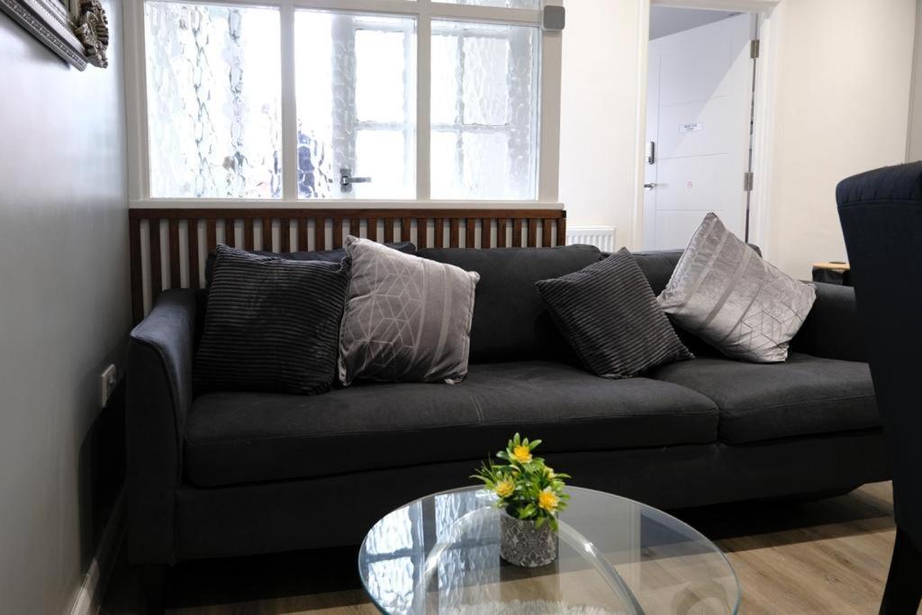 Executive Apartments Free On-Site Parking, 2 En-Suites, Sleeps 4, Swindon Exterior photo